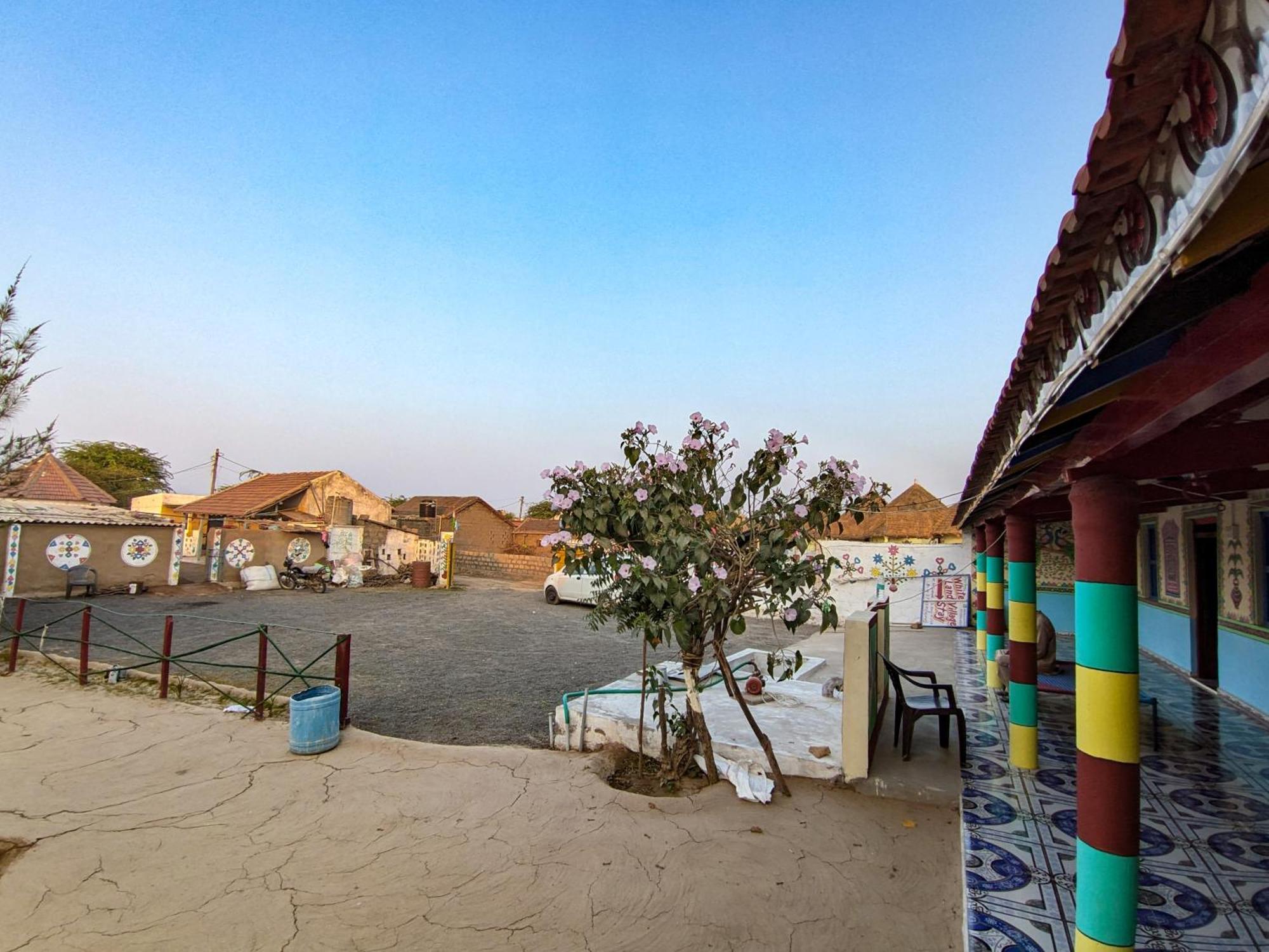 White Land Villagestay Dhordo Exteriér fotografie
